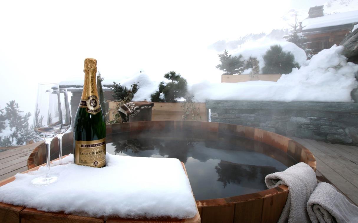 chalet-verbier-swiss-alps-switzerland-luxury-ski-spa-tub.jpg