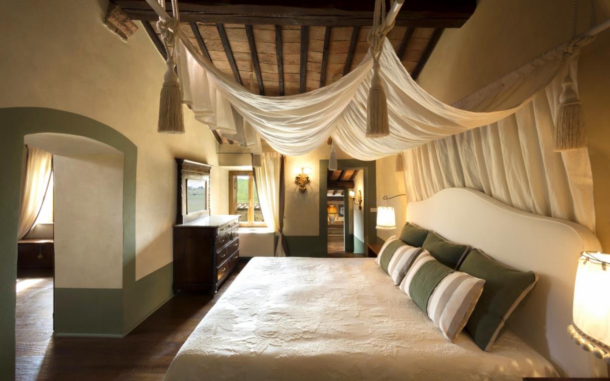 villa-pienza-tuscany-val-d'orcia-pool-wine-cellar-luxury-l'olmo-bed-1.jpg