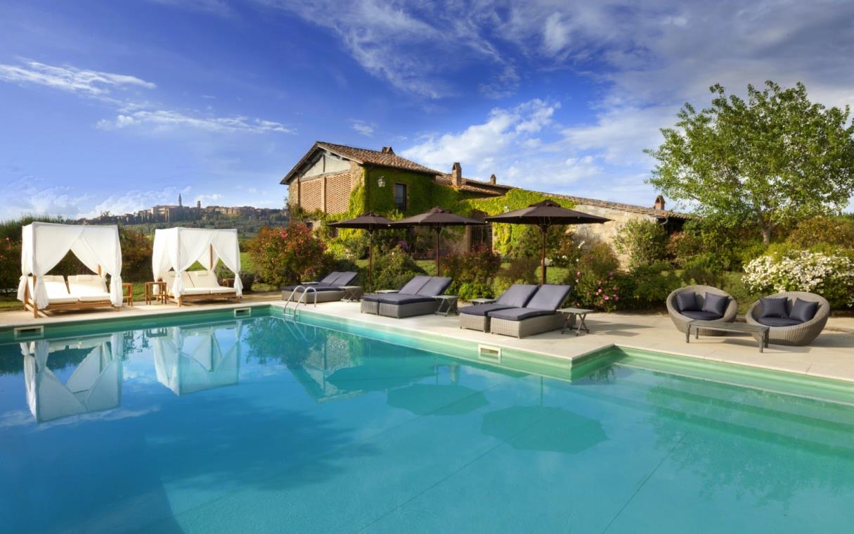 villa-pienza-tuscany-val-d'orcia-pool-wine-cellar-luxury-l'olmo-poo-3.jpg