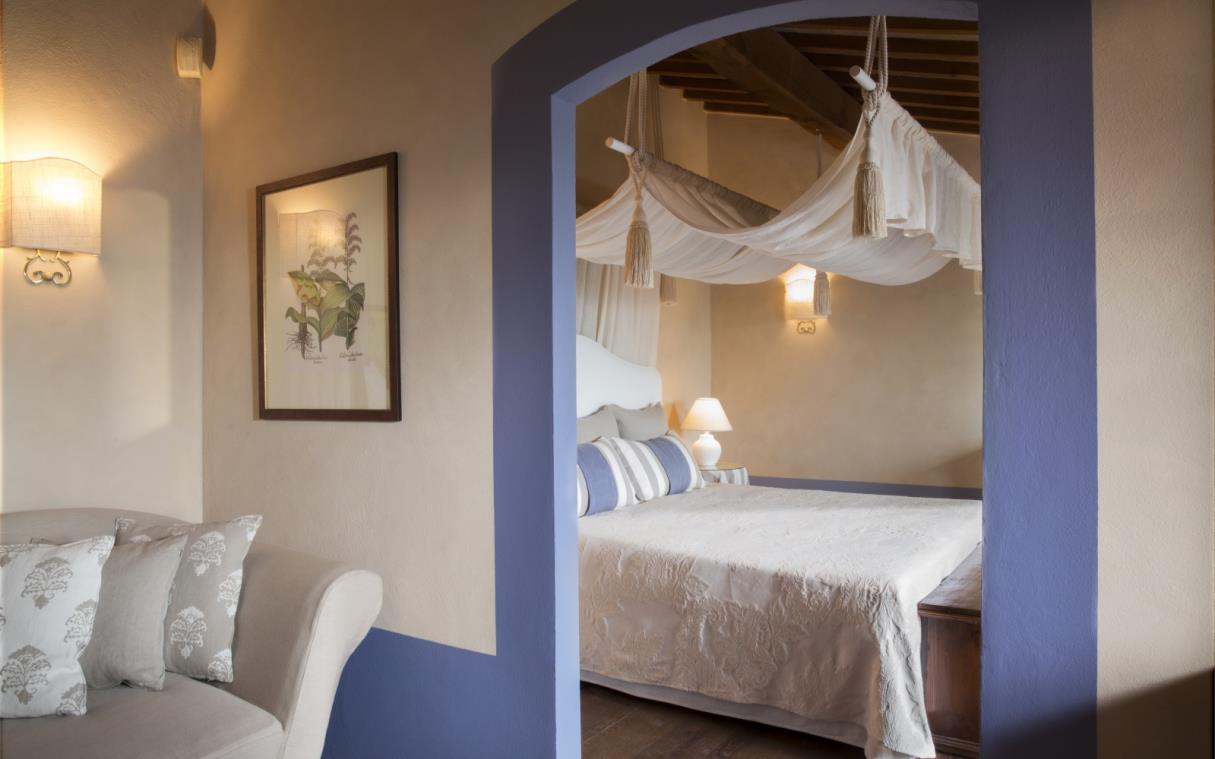 villa-pienza-tuscany-val-d'orcia-pool-wine-cellar-luxury-l'olmo-bed-6.jpg