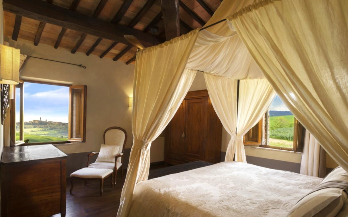 villa-pienza-tuscany-val-d'orcia-pool-wine-cellar-luxury-l'olmo-bed-3.jpg