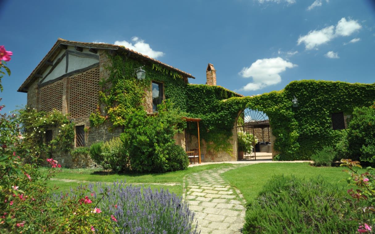 villa-pienza-tuscany-val-d'orcia-pool-wine-cellar-luxury-l'olmo-ext-1.JPG