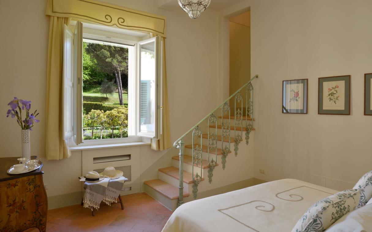 villa-siena-tuscany-italy-countryside-luxury-pool-la-foce-bed (12).jpg