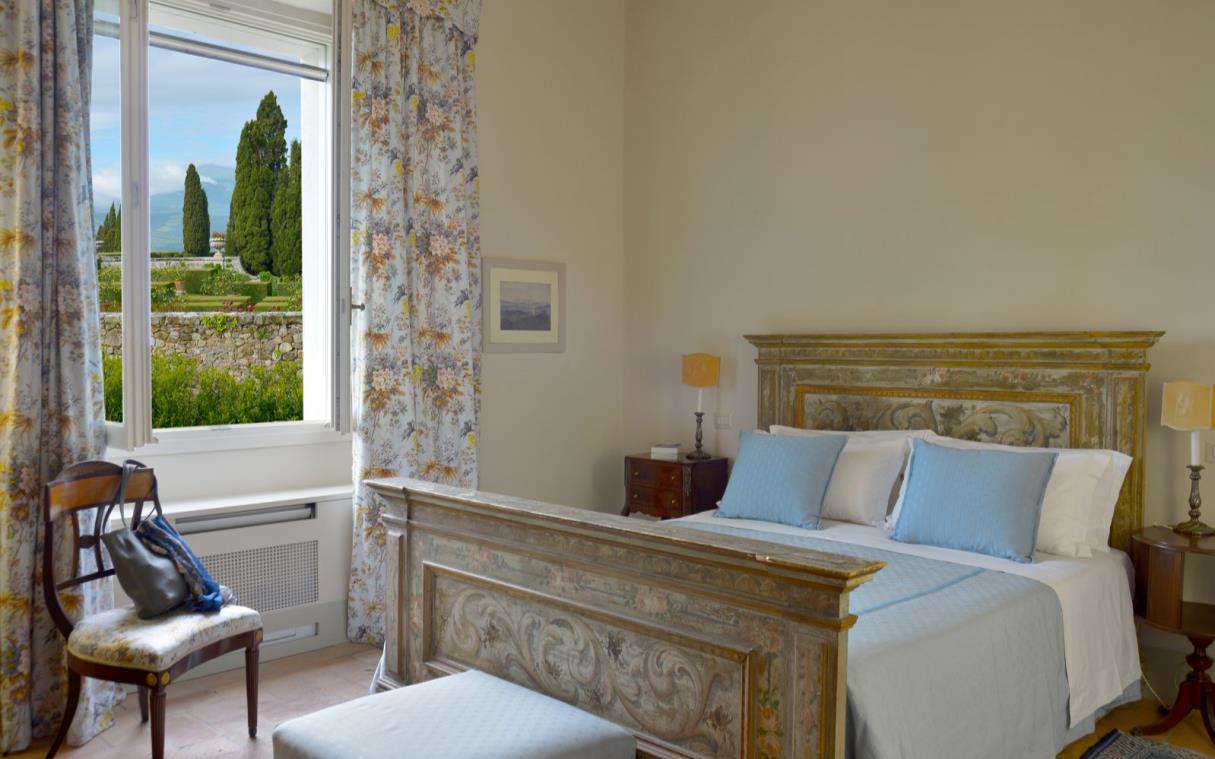 villa-siena-tuscany-italy-countryside-luxury-pool-la-foce-bed (4).jpg
