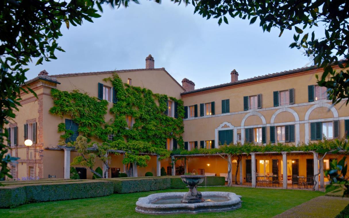 villa-siena-tuscany-italy-countryside-luxury-pool-la-foce-gar (3).jpg