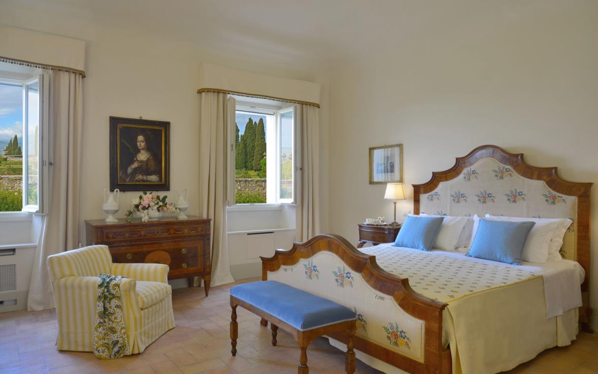 villa-siena-tuscany-italy-countryside-luxury-pool-la-foce-bed (5).jpg