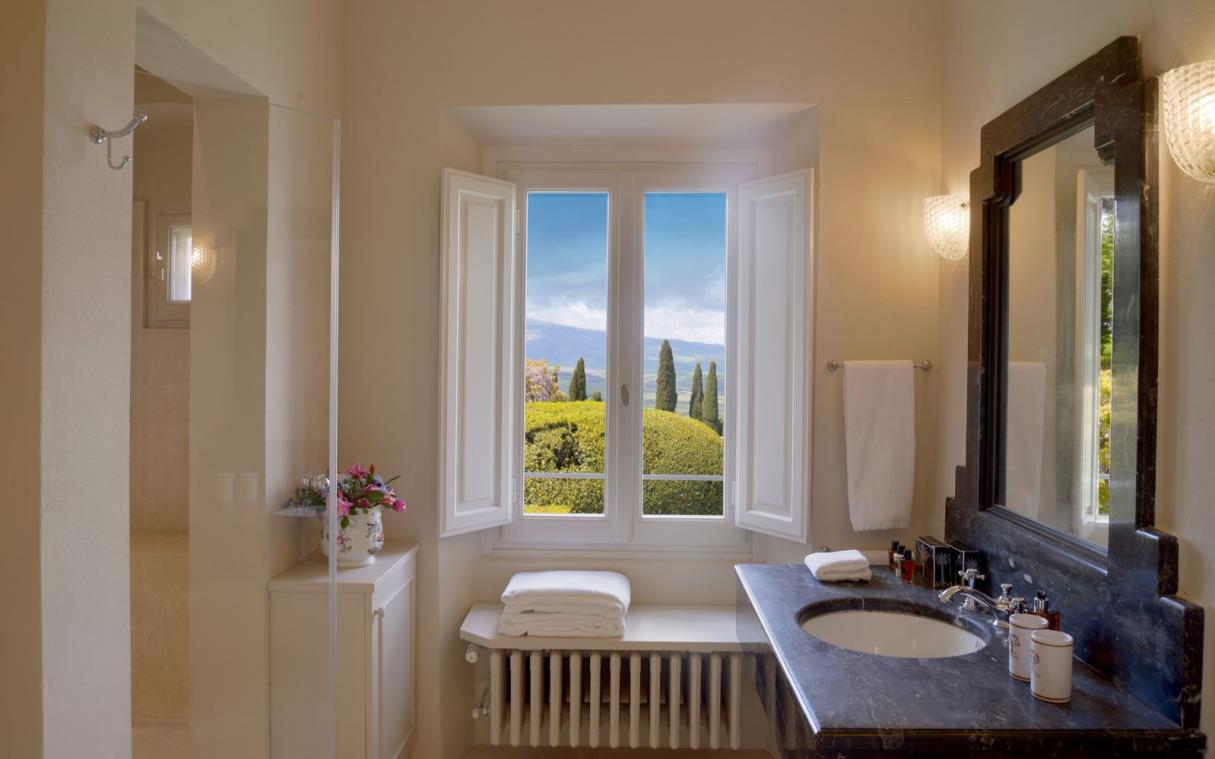 villa-siena-tuscany-italy-countryside-luxury-pool-la-foce-bath (3).jpg