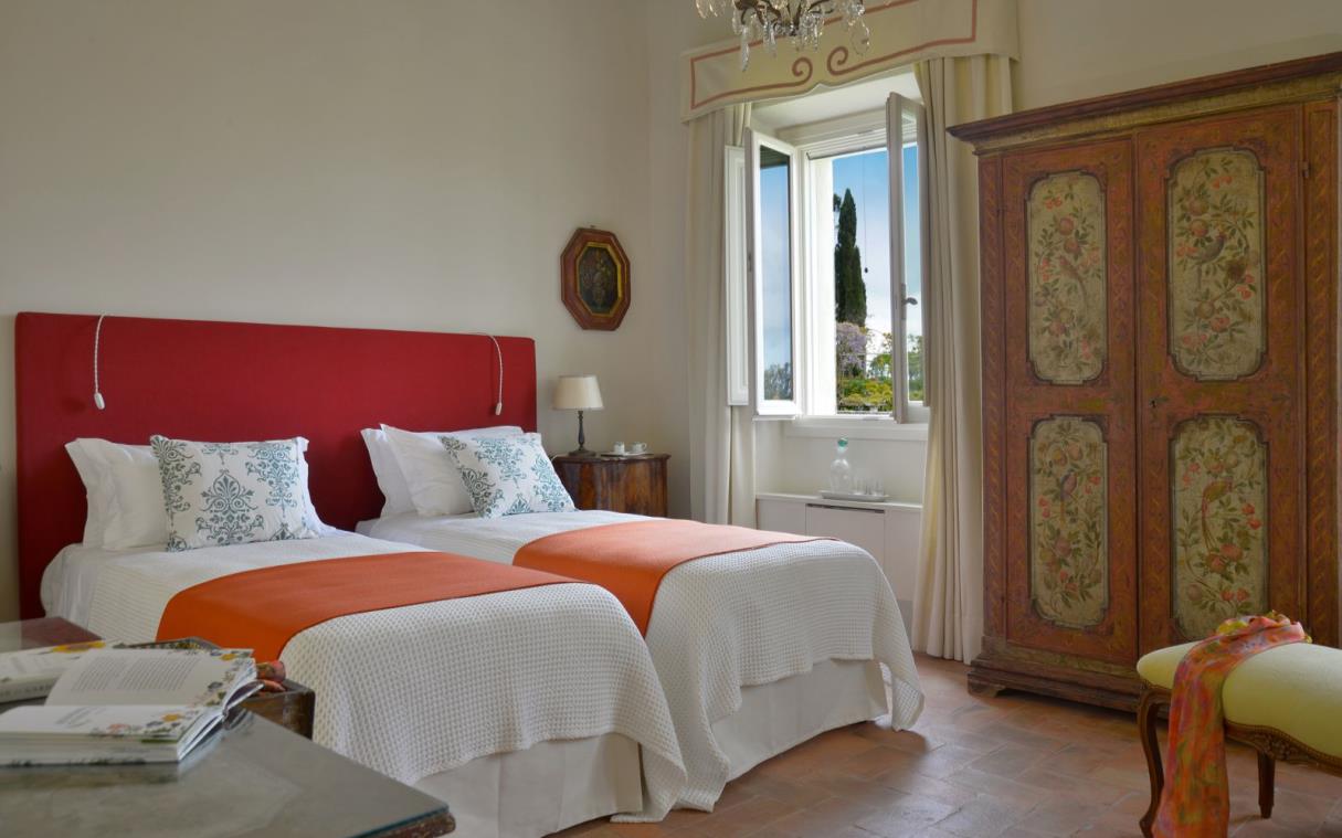 villa-siena-tuscany-italy-countryside-luxury-pool-la-foce-bed (3).jpg
