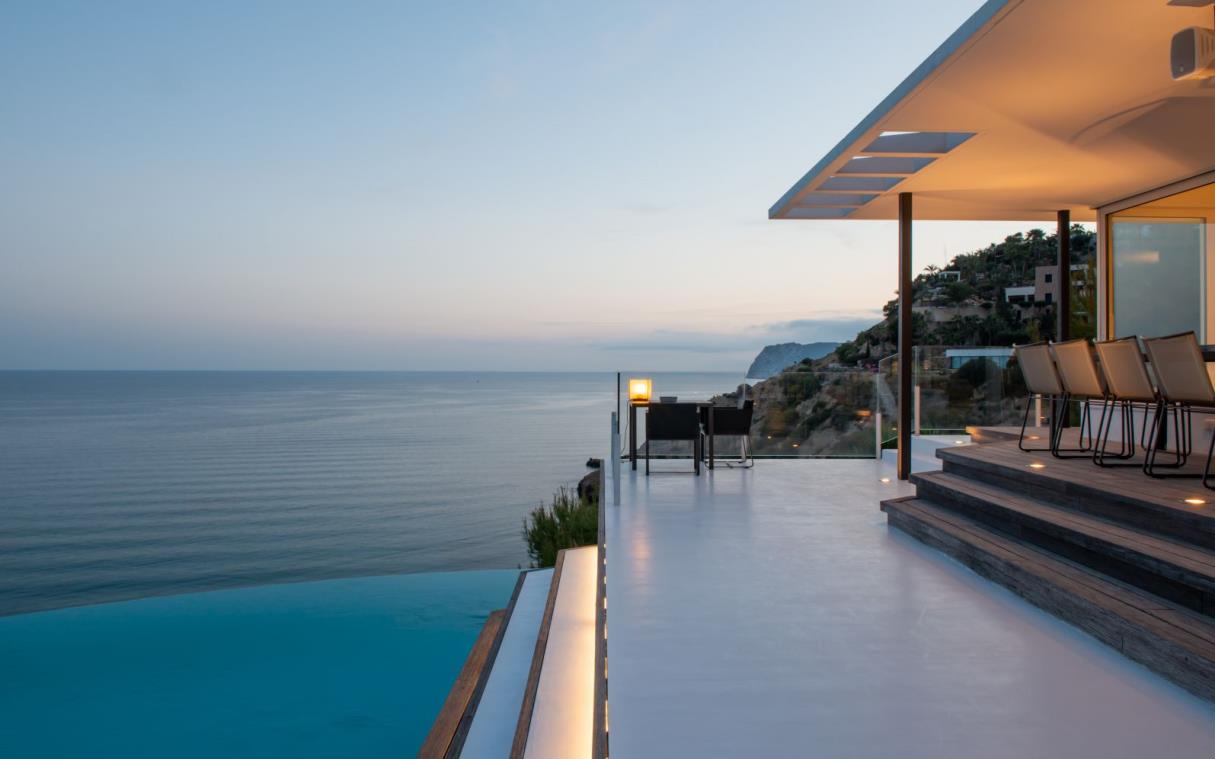 villa-ibiza-baleriac-spain-luxury-waterfront-infinity-pool (6)
