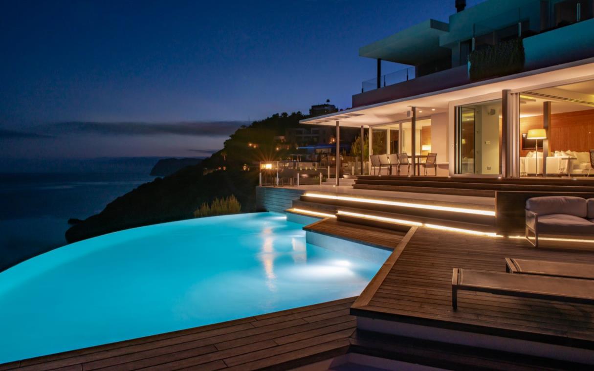 villa-ibiza-baleriac-spain-luxury-waterfront-infinity-pool (5)