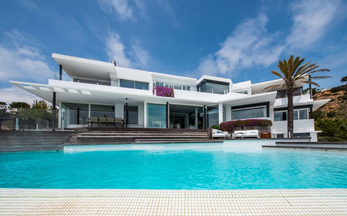 villa-ibiza-baleriac-spain-luxury-waterfront-infinity-pool (12).jpg