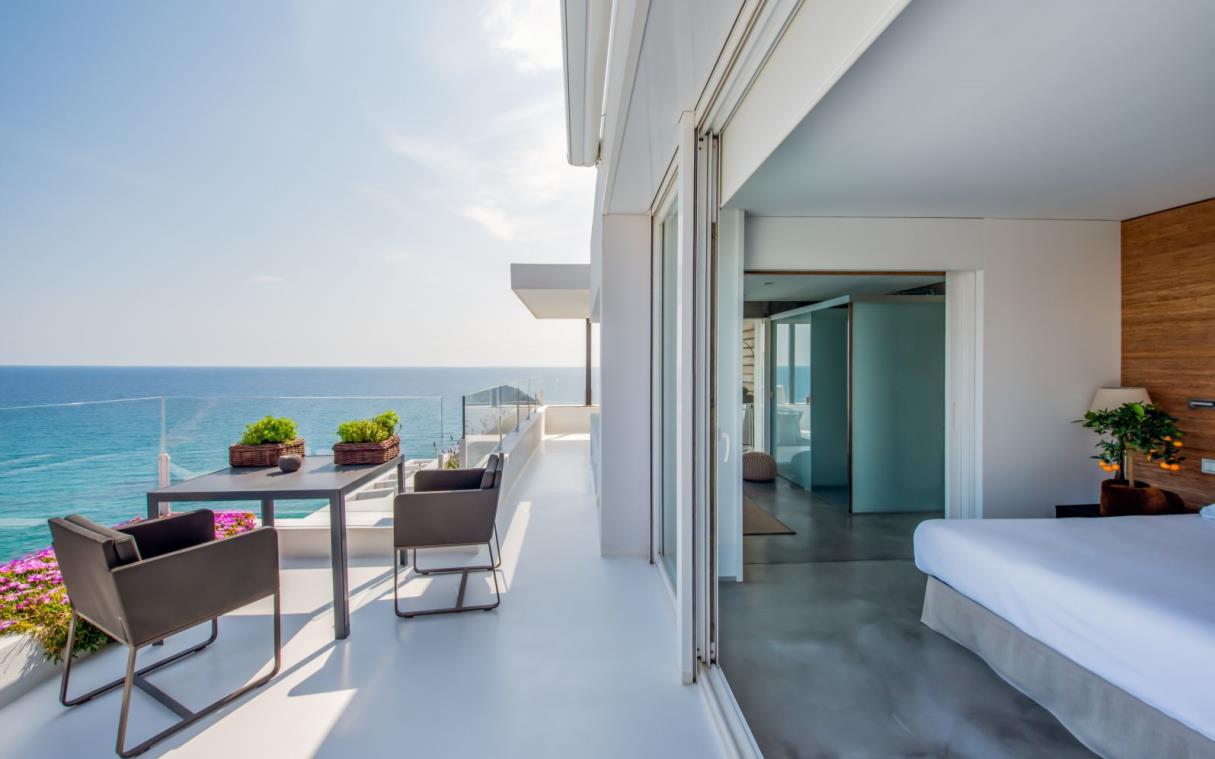 villa-ibiza-baleriac-spain-luxury-waterfront-infinity-bed (12).jpg
