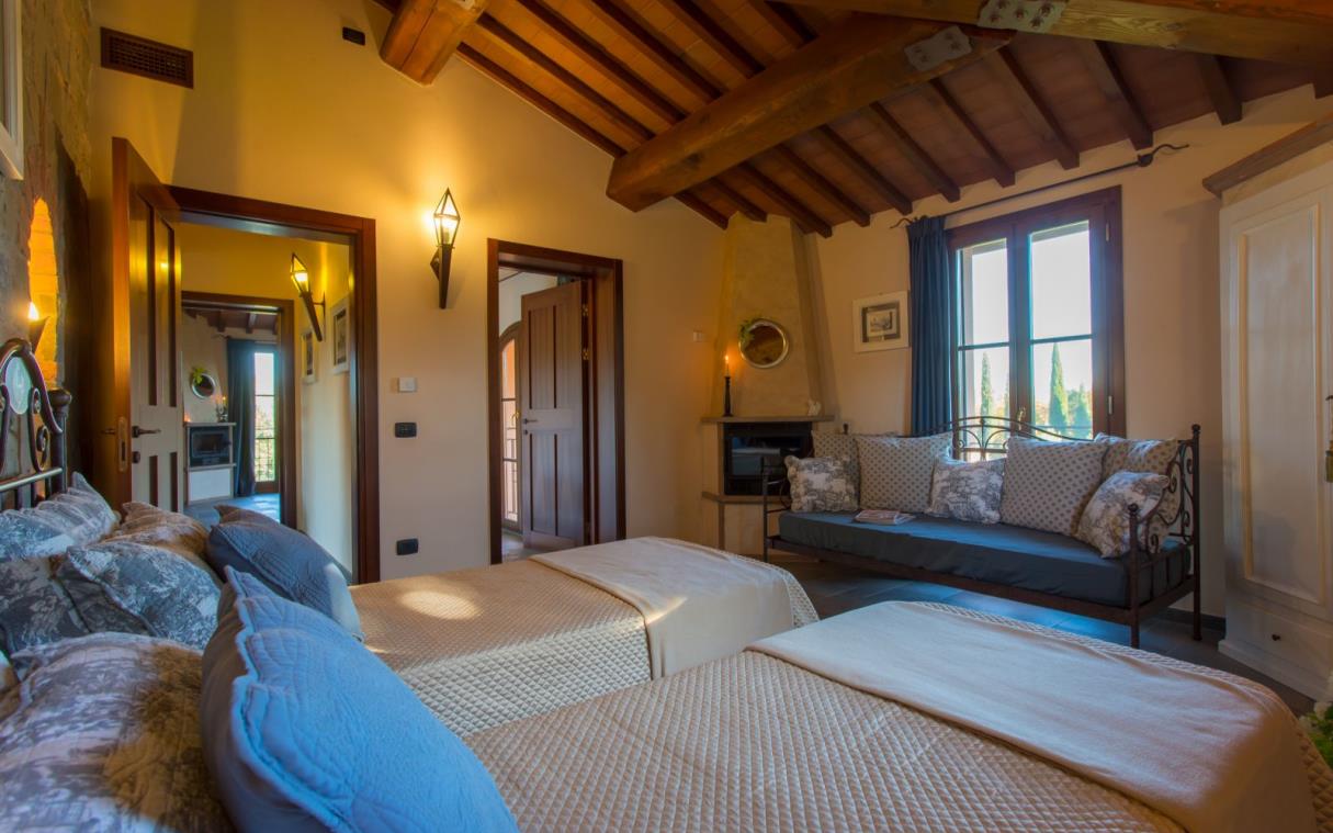 villa-siena-tuscany-countryside-pool-views-luxury-lestra-bed (4).jpg
