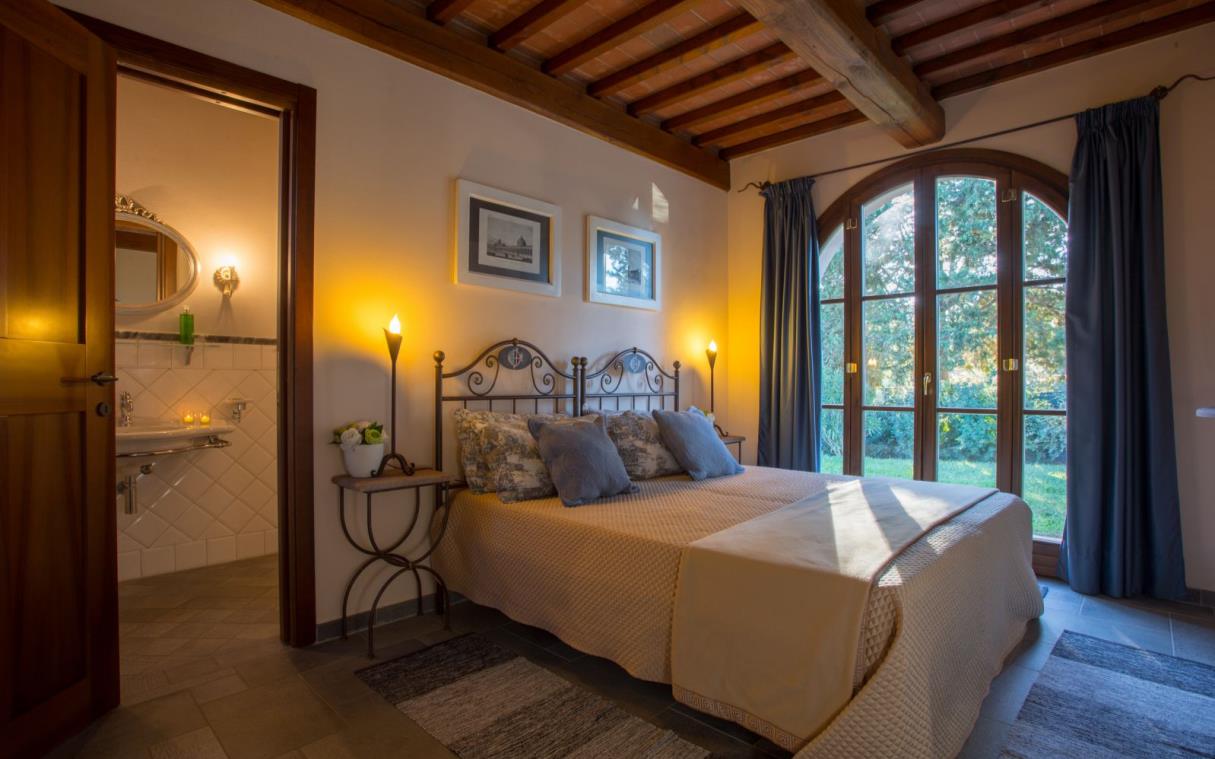 villa-siena-tuscany-countryside-pool-views-luxury-lestra-bed.jpg