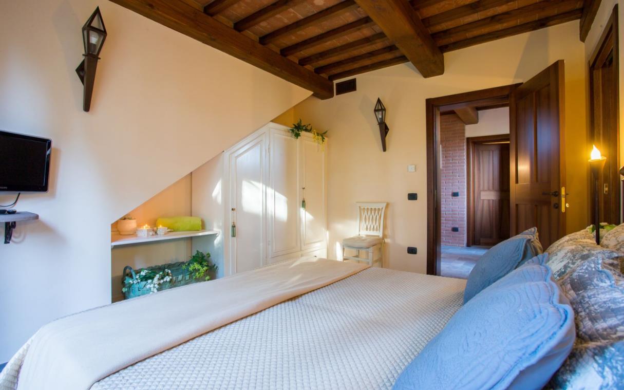 villa-siena-tuscany-countryside-pool-views-luxury-lestra-bed (2).jpg