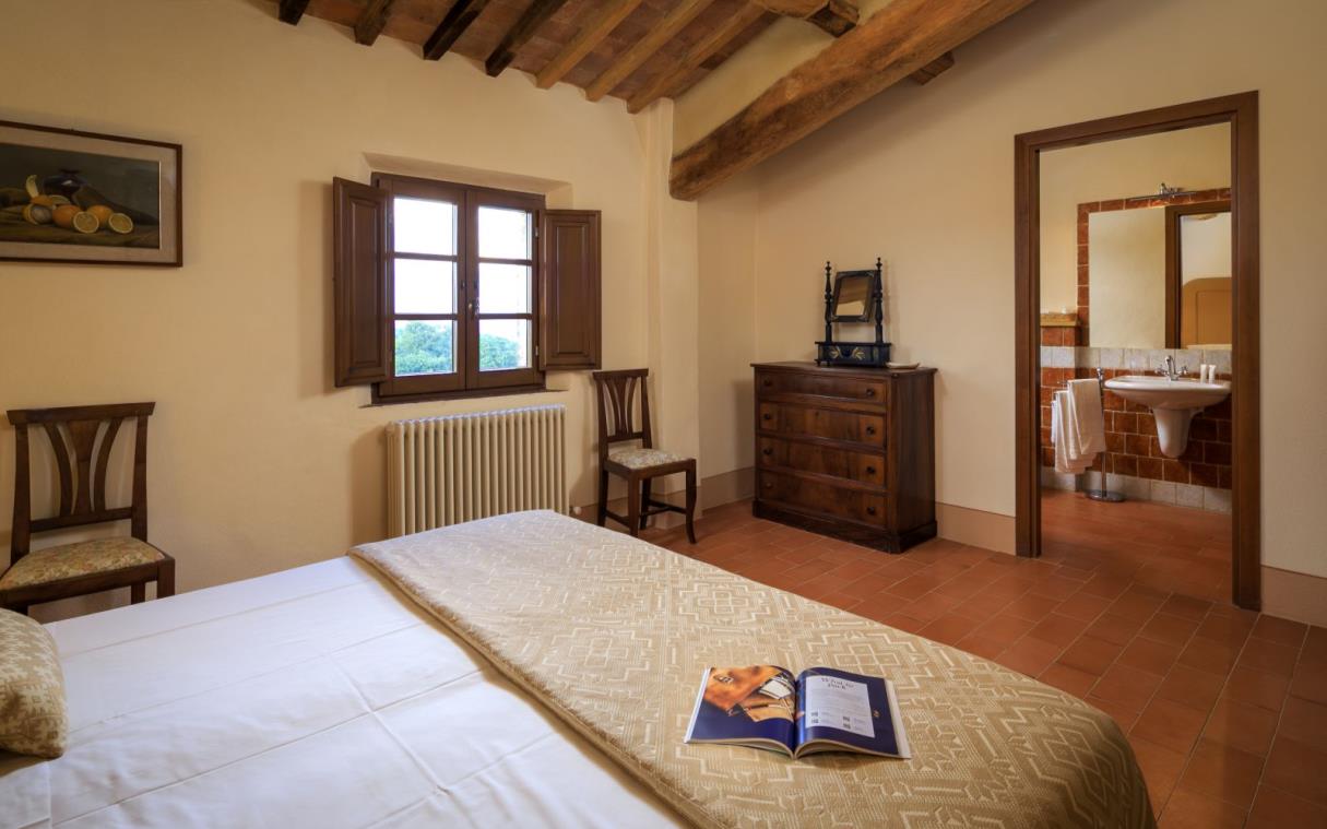 villa-siena-tuscany-italy-luxury-pool-montesoli-bed (9).jpg