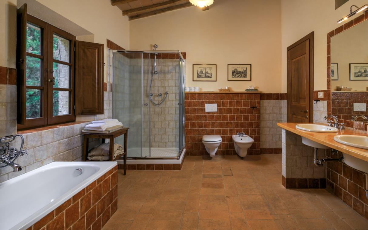 villa-siena-tuscany-italy-luxury-pool-montesoli-bath (6).jpg