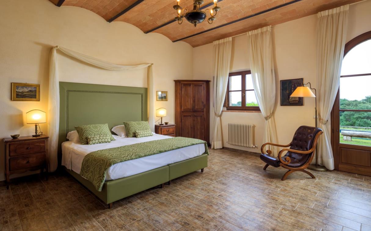 villa-siena-tuscany-italy-luxury-pool-montesoli-bed (3).jpg