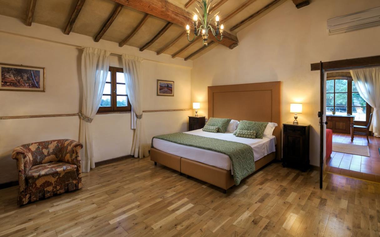 villa-siena-tuscany-italy-luxury-pool-montesoli-bed (2).jpg