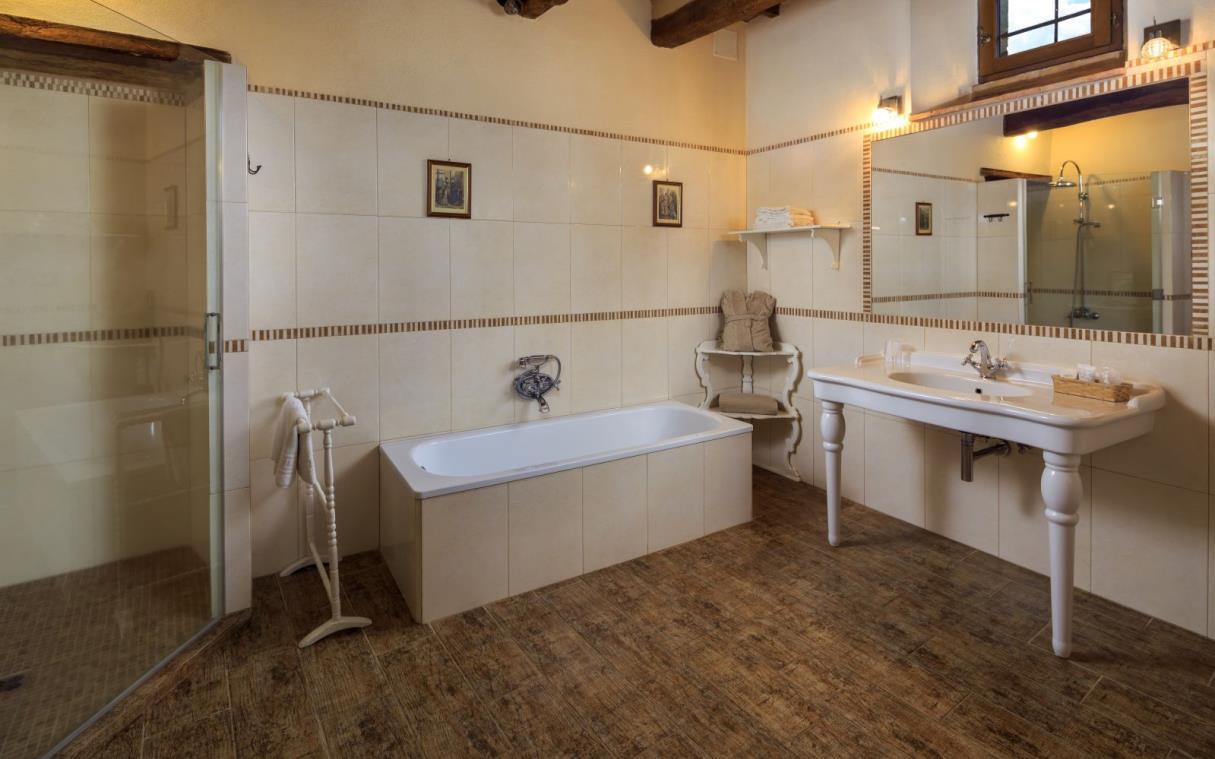 villa-siena-tuscany-italy-luxury-pool-montesoli-bath (1).jpg