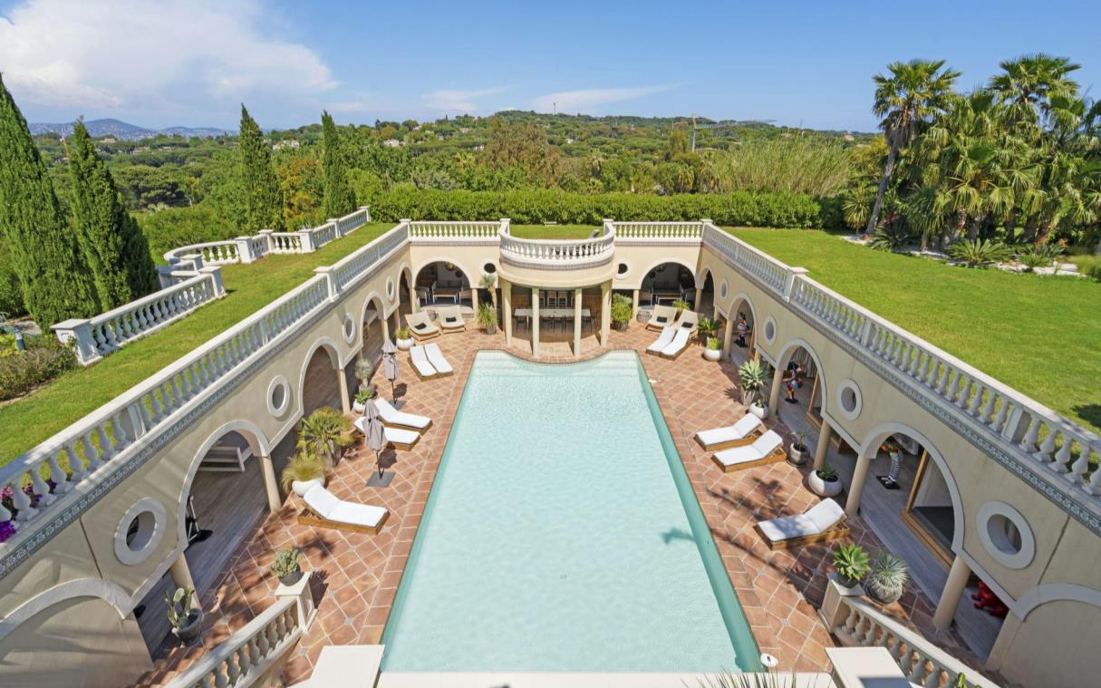 villa-saint-tropez-cote-d-azur-luxury-pool-helipad-plages-royal-swim
