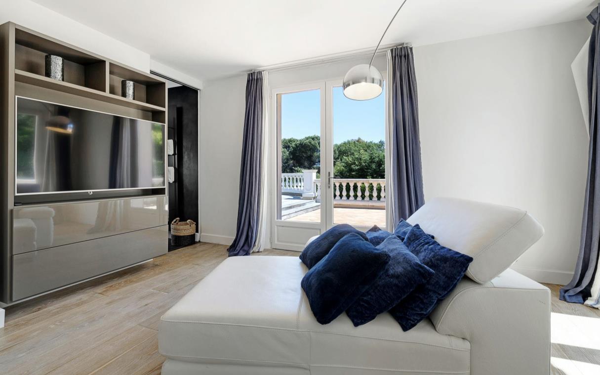 villa-saint-tropez-cote-d-azur-luxury-pool-helipad-plages-royal-bed 3