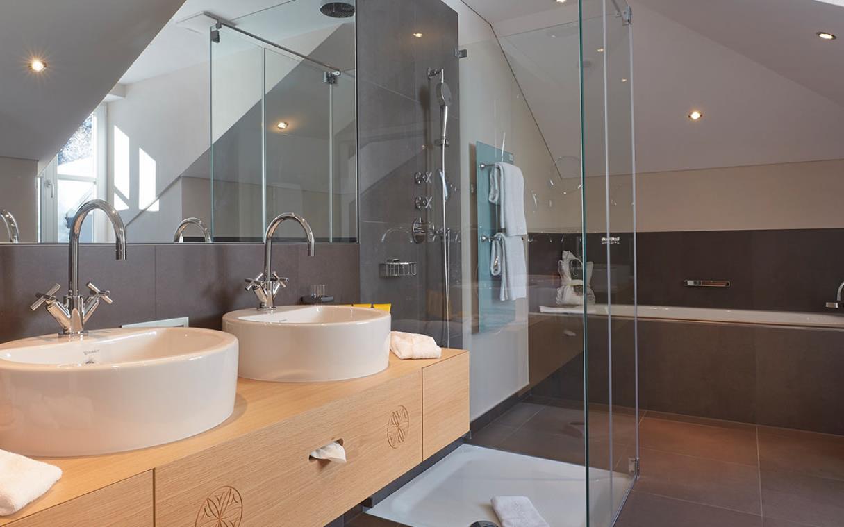 apartment-st-moritz-switzerland-luxury-spa-piz-bellavista-bath (2).jpg