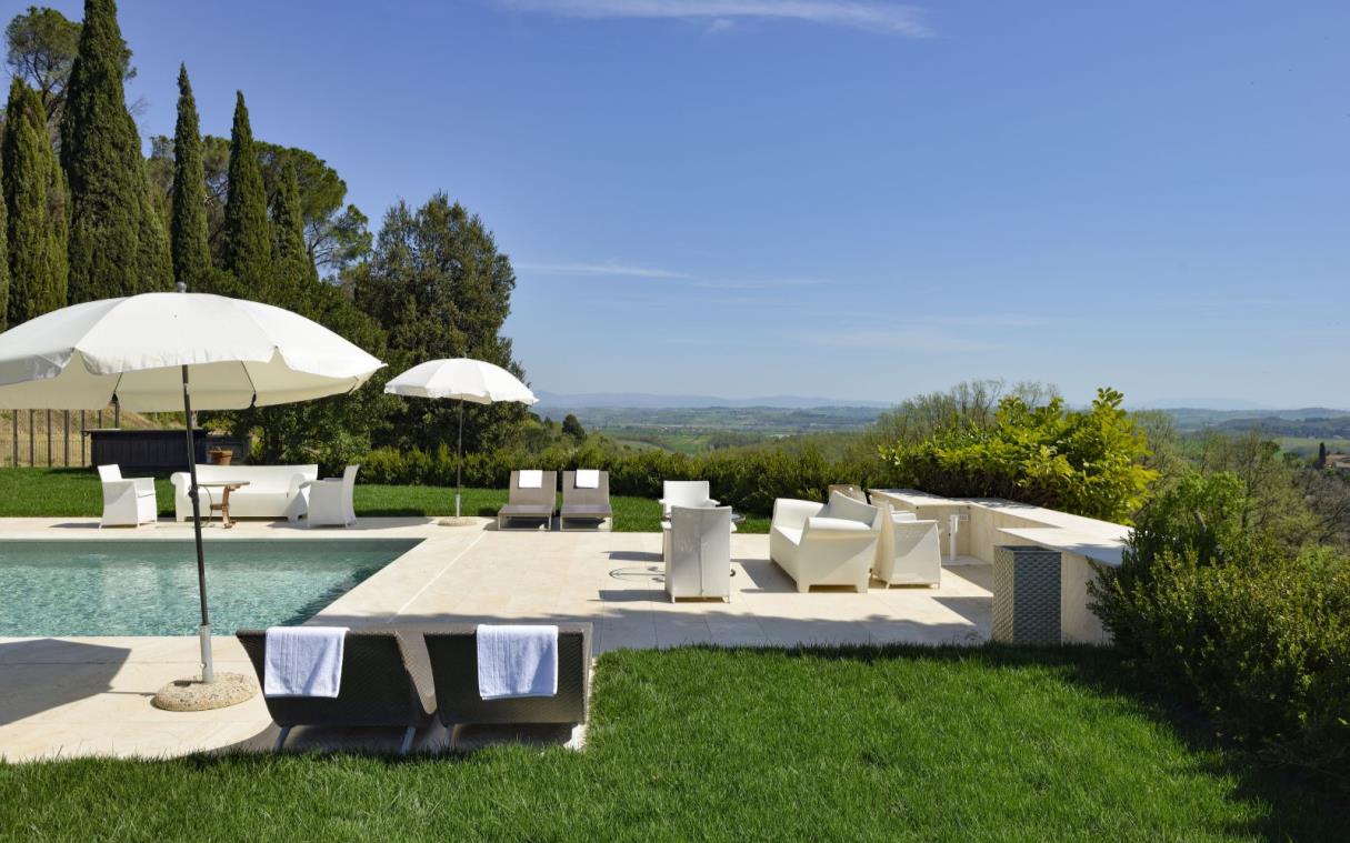 villa-siena-tuscany-italy-luxury-swimming-parco-del-principe-pool (4).jpg