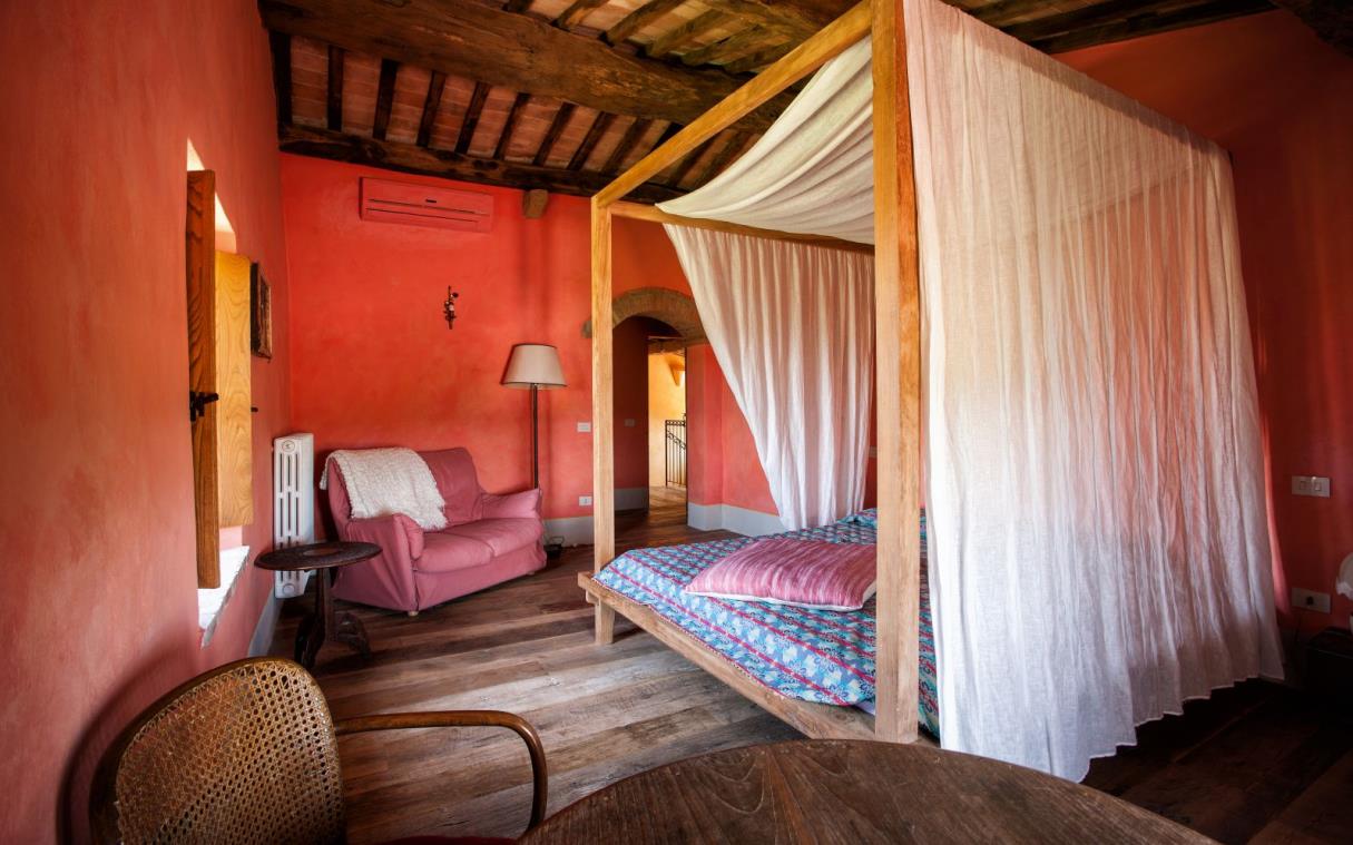 villa-pienza-tuscany-italy-luxury-countryside-privata-bed-7.jpg