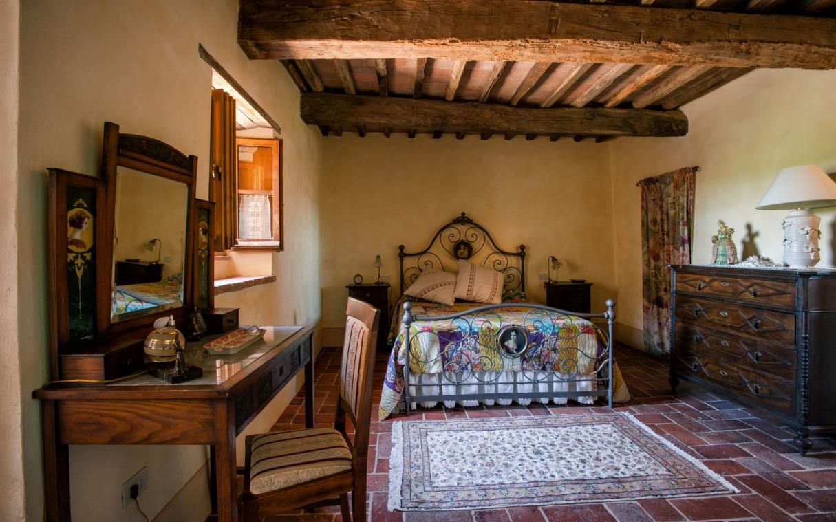 villa-pienza-tuscany-italy-luxury-countryside-privata-bed-6.jpg