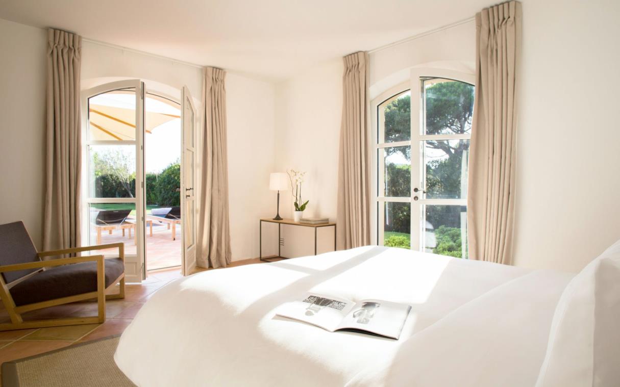 villa-ramatuelle-cote-d-azur-luxury-sea-view-la-reserve-18-bed (4)