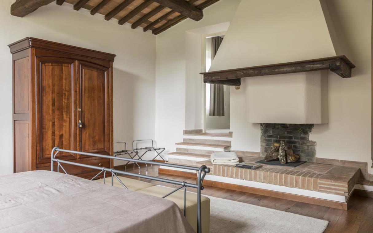 villa-chianti-siena-tuscany-italy-pool-luxury-serravalle-bed (4).jpg