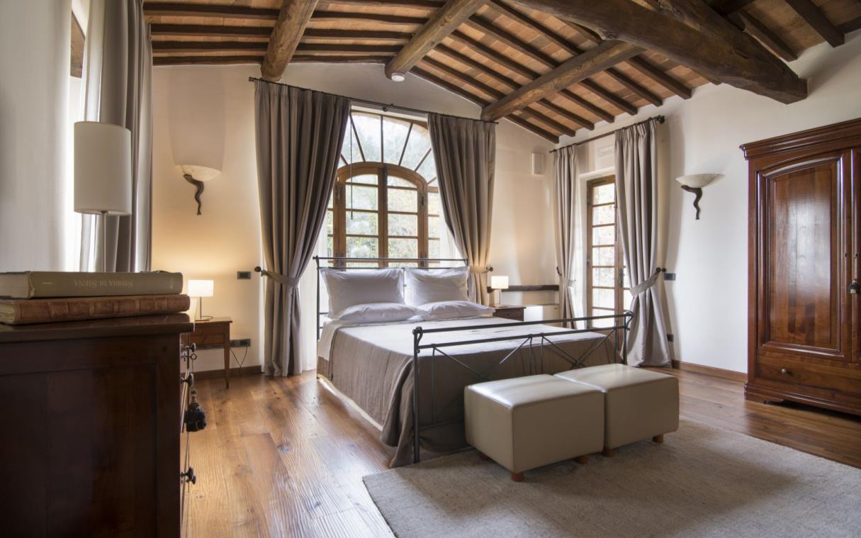 villa-chianti-siena-tuscany-italy-pool-luxury-serravalle-bed (7).jpg
