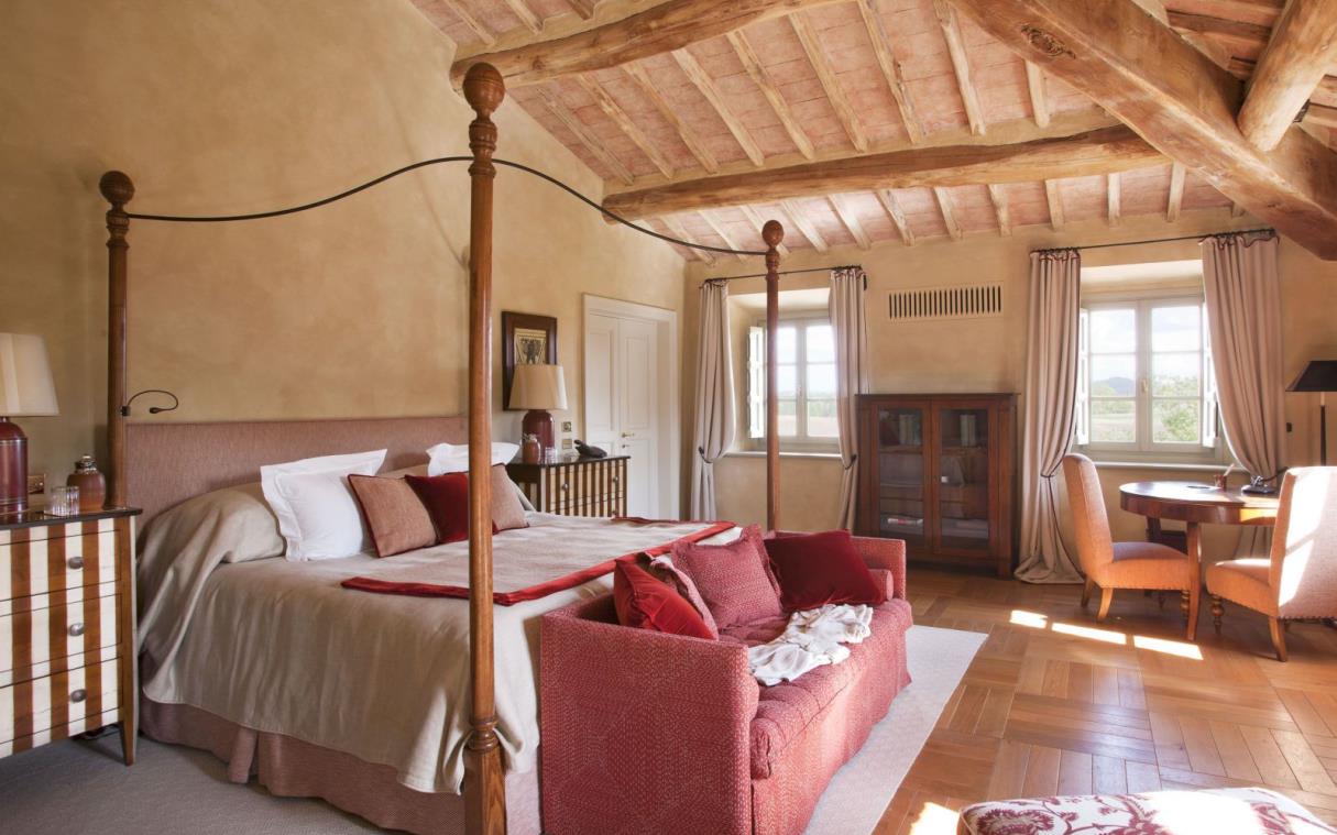 villa-siena-tuscany-italy-luxury-pool-castiglion-bosco-stabbi-bed (2).jpg