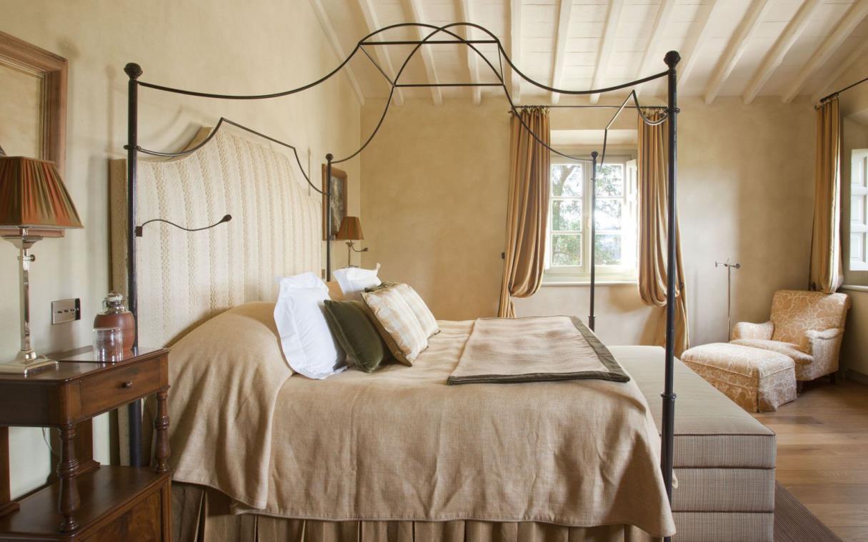 villa-siena-tuscany-italy-luxury-pool-castiglion-bosco-stabbi-bed (1).jpg