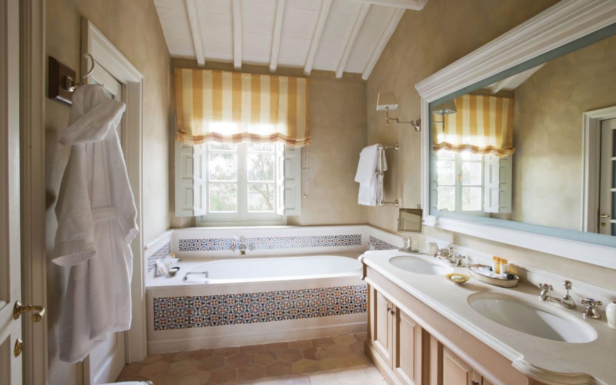 villa-siena-tuscany-italy-luxury-pool-castiglion-bosco-stabbi-bath.jpg