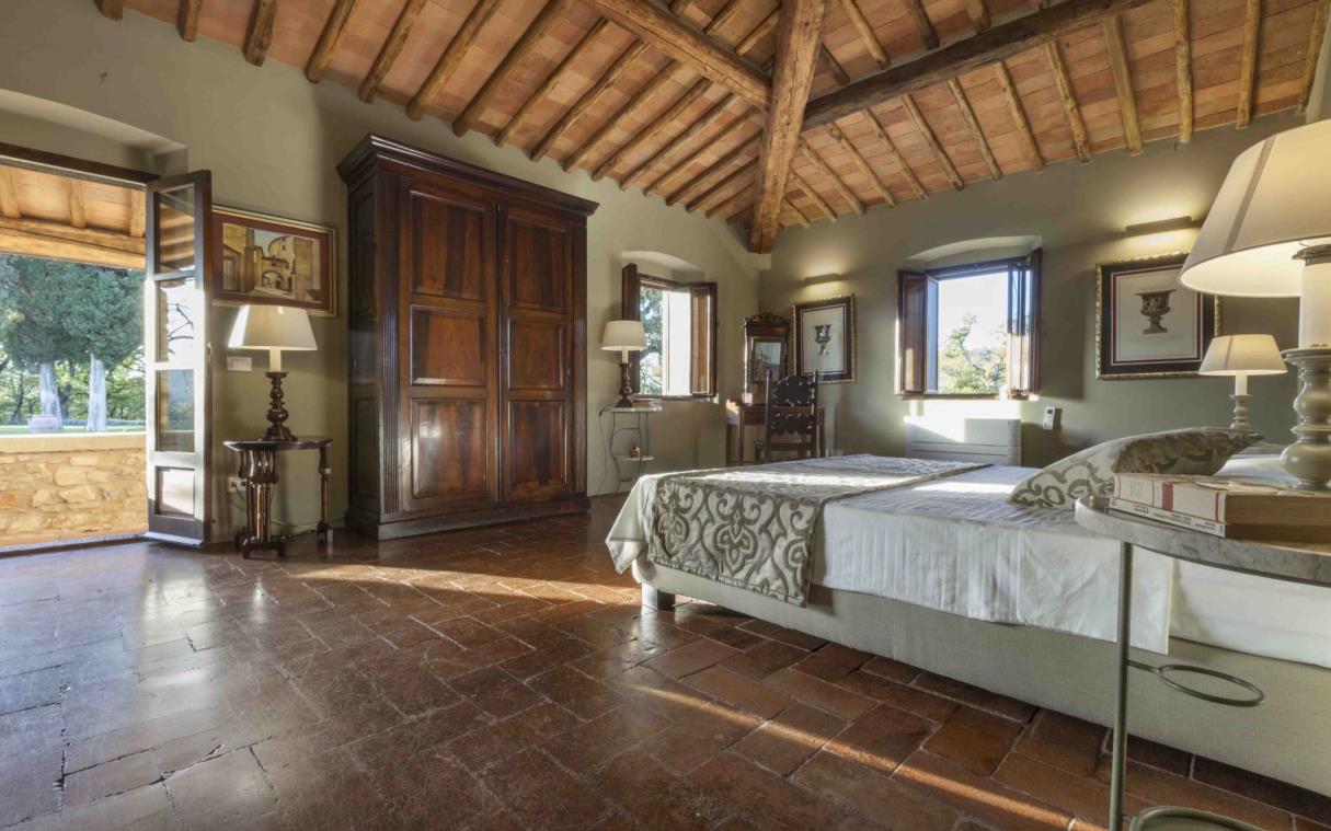 Villa Chianti Tuscany Vineyards Pool Gardens Luxury Vertine Bed 1