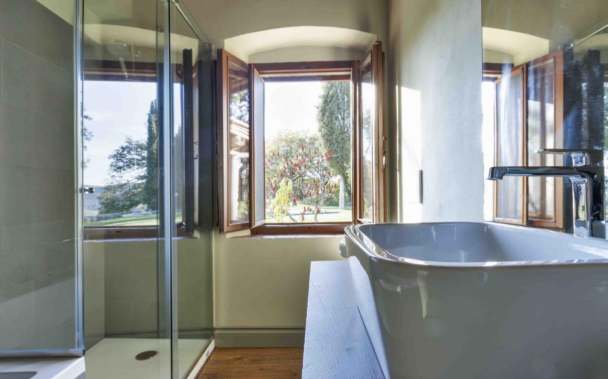 Villa Chianti Tuscany Vineyards Pool Gardens Luxury Vertine Bath 4