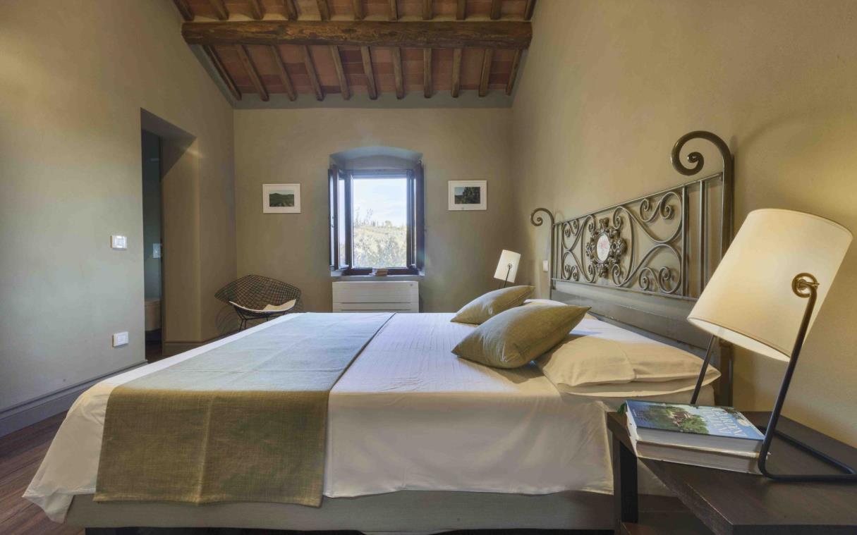 Villa Chianti Tuscany Vineyards Pool Gardens Luxury Vertine Bed 2