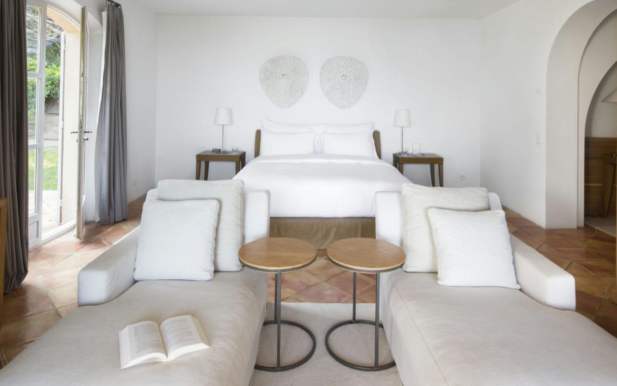 villa-ramatuelle-cote-d-azur-luxury-sea-view-la-reserve-10-bed (6)