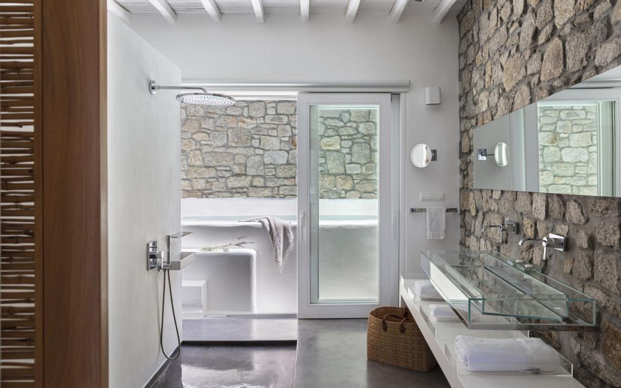 villa-mykonos-cyclades-greece-pool-luxury-big-blue-beach-house-bath (2)