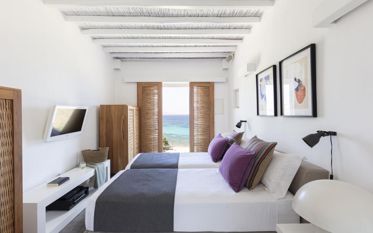 villa-mykonos-cyclades-greece-pool-luxury-big-blue-beach-house-bed (2)