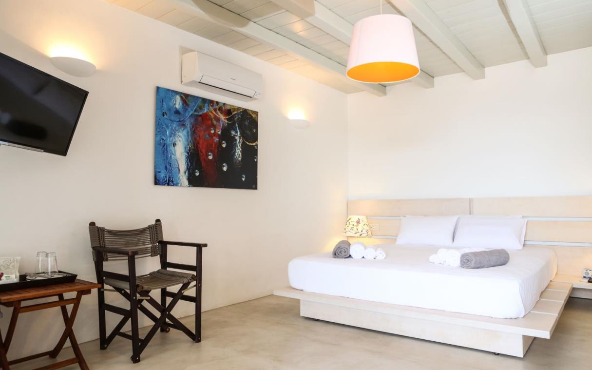 villa-agios-stefanos-mykonos-cyclades-modern-luxury-pool-casa-di-mare-guest-bed (3).jpg