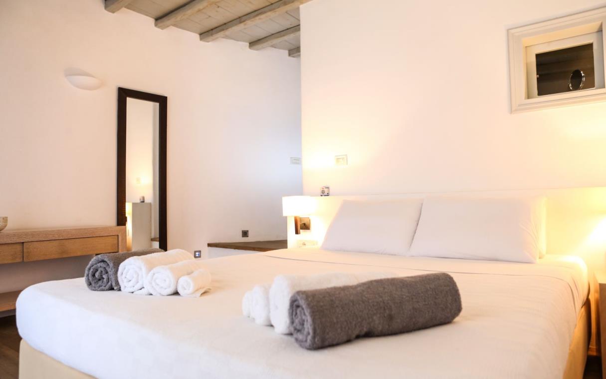 villa-agios-stefanos-mykonos-cyclades-modern-luxury-casa-di-mare-main-bed (4).jpg