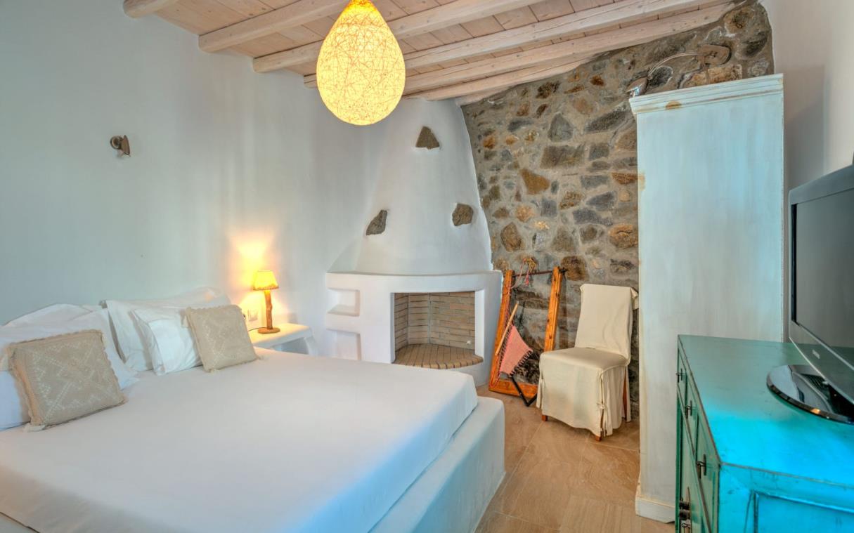 villa-mykonos-cyclades-greece-beach-pool-vie-luxury-aiolos-bed-3.jpg