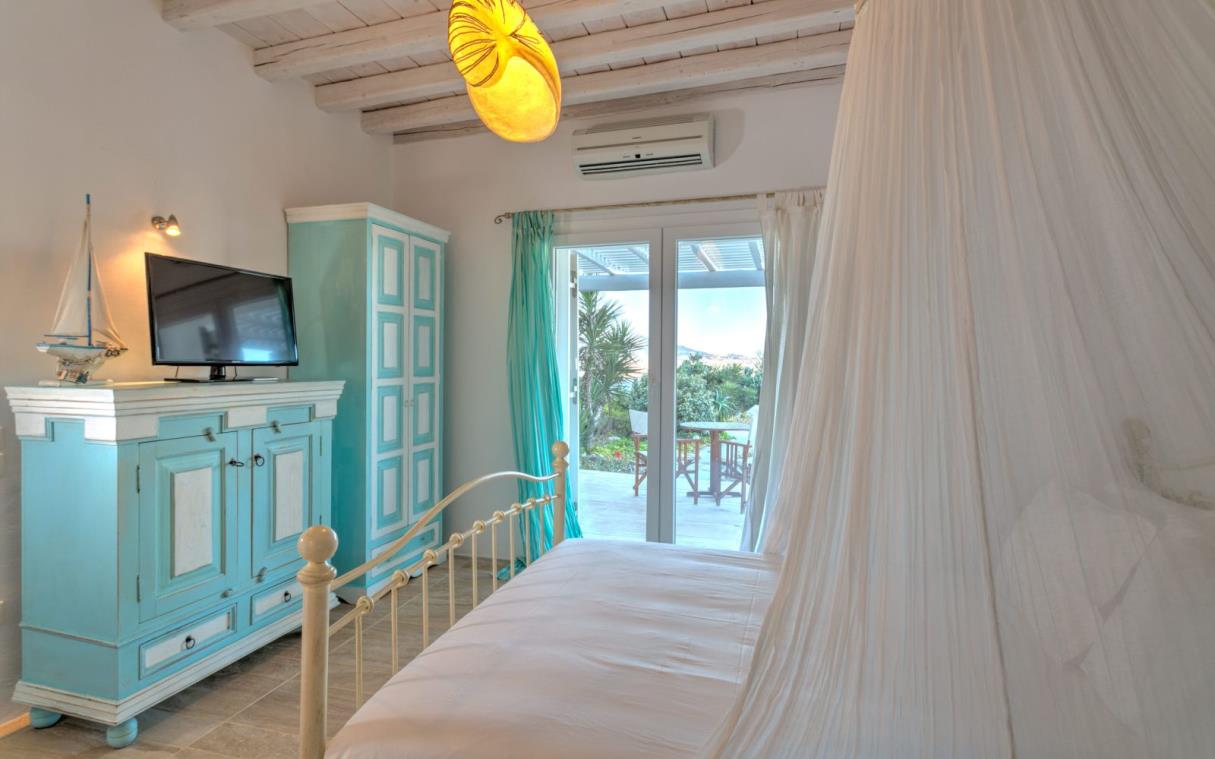 villa-mykonos-cyclades-greece-beach-pool-vie-luxury-aiolos-bed-4.jpg