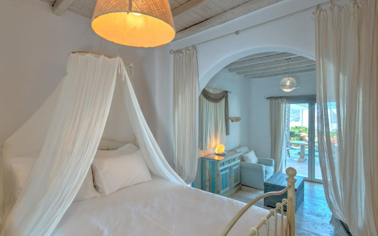 villa-mykonos-cyclades-greece-beach-pool-vie-luxury-aiolos-bed-1.jpg