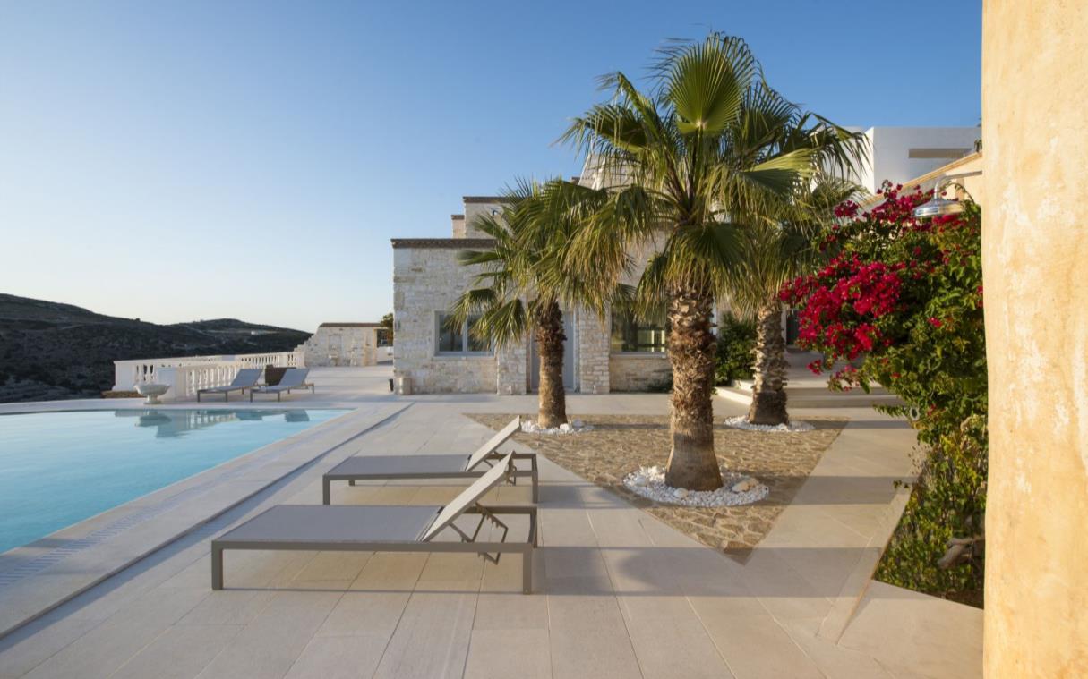 villa-paros-cyclades-greek-islands-luxury-pool-sea-views-aethra-ext-10.jpg