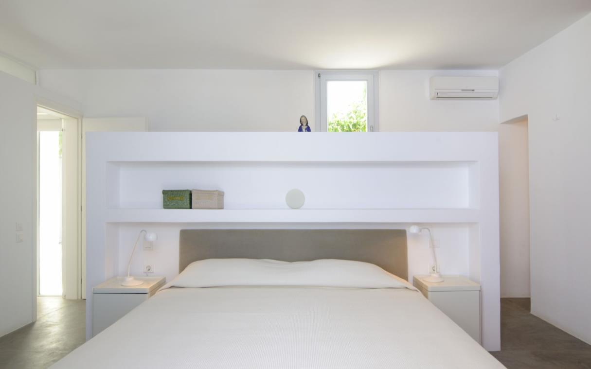 villa-paros-cyclades-greece-luxury-pol-christina-bed (1).jpg