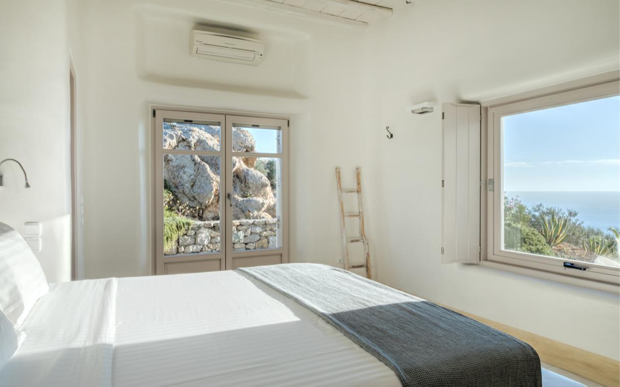 villa-mykonos-cyclades-islands-pool-beach-luxury-alia5-bed (5).jpg